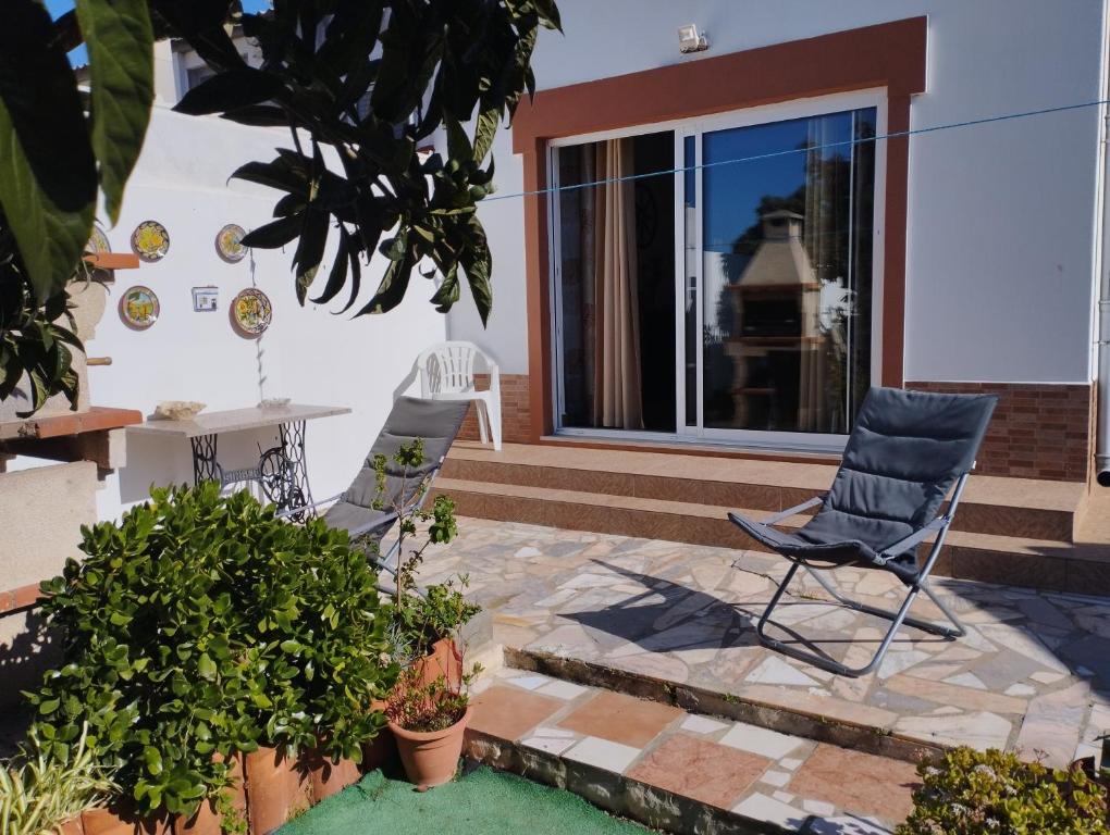 - une terrasse avec 2 chaises et une table dans l'établissement Casa Sarguito, à Sagres
