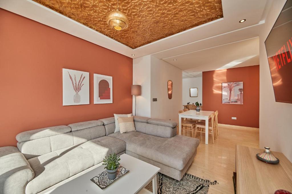 Stayhere Rabat - Hassan - Authentic Residence في الرباط: غرفة معيشة مع أريكة وطاولة