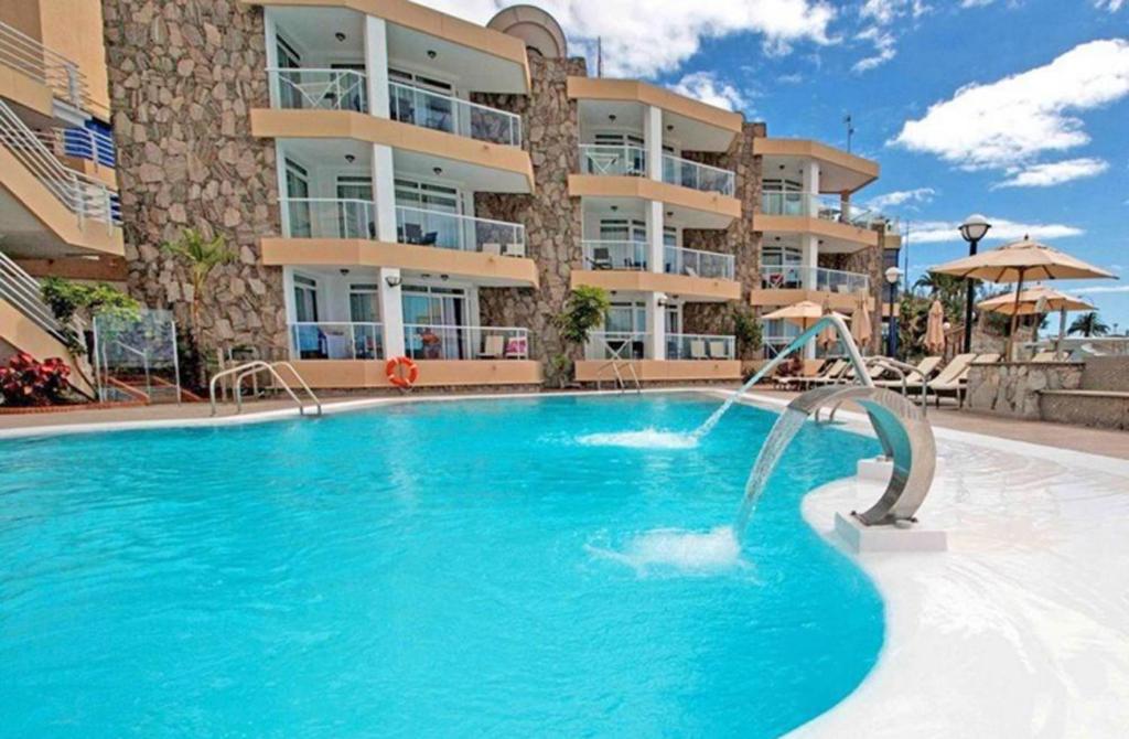 a large swimming pool in front of a building at Holiday Club Vista Amadores in Amadores