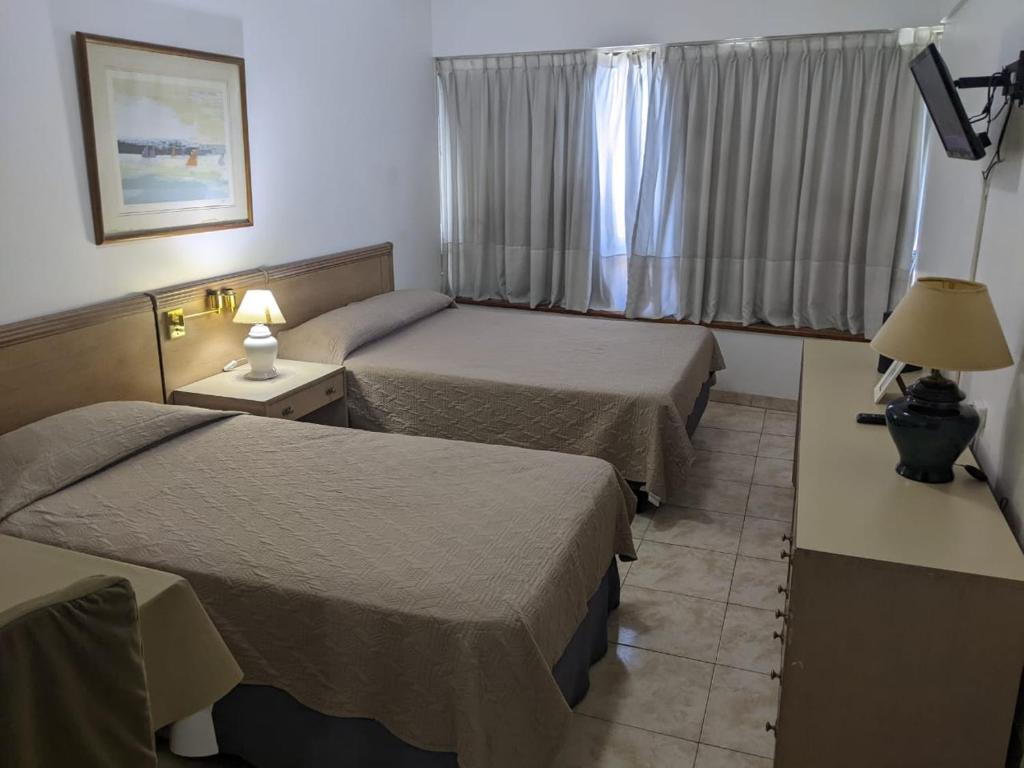 pokój hotelowy z 2 łóżkami i oknem w obiekcie Apartments Tower w BuenosAires