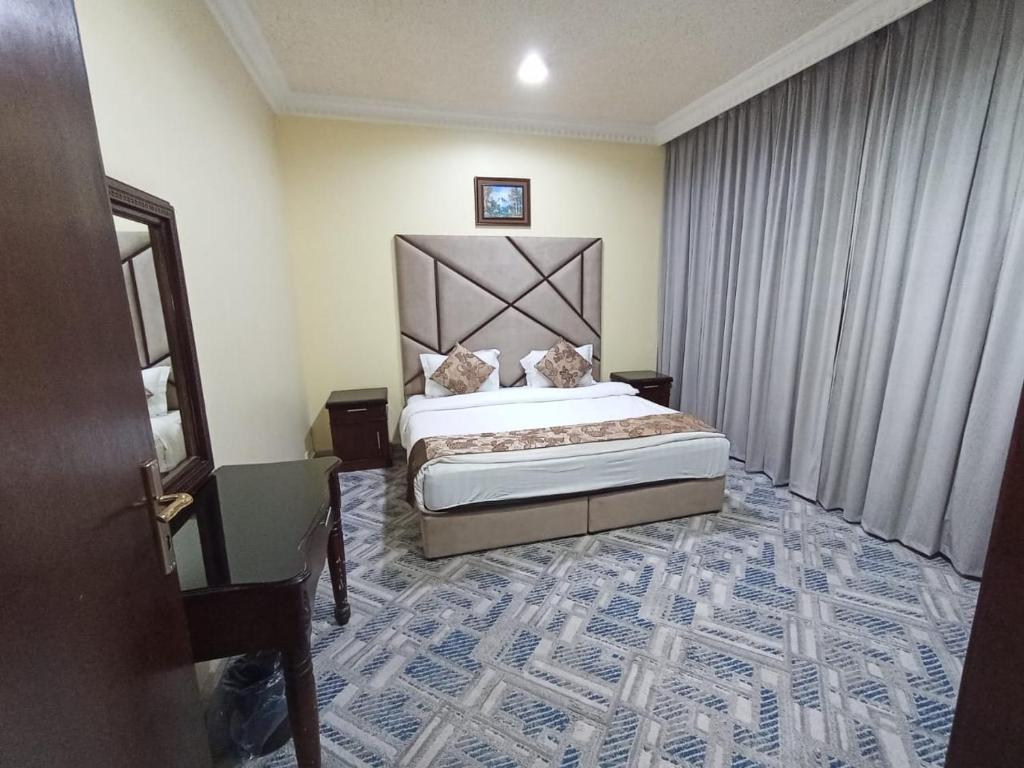 sypialnia z dużym łóżkiem w pokoju w obiekcie شقق مساكن السمو المخدومة w Ad-Dawadimi