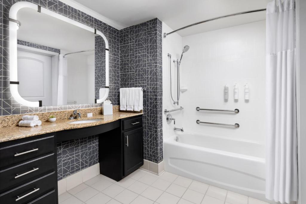 Homewood Suites by Hilton Manchester/Airport - King Studio - Hearing Access/Non-Smoking