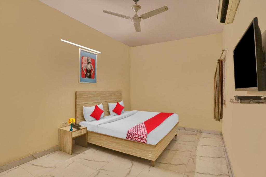 1 dormitorio con 1 cama y TV de pantalla plana en Hotel Raas Near Near Laxmi nagar metro station en Nueva Delhi