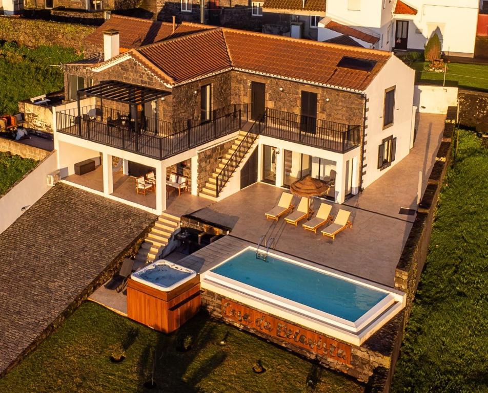 an aerial view of a house with a swimming pool at Casa da Belavista with Jacuzzi in Nordeste