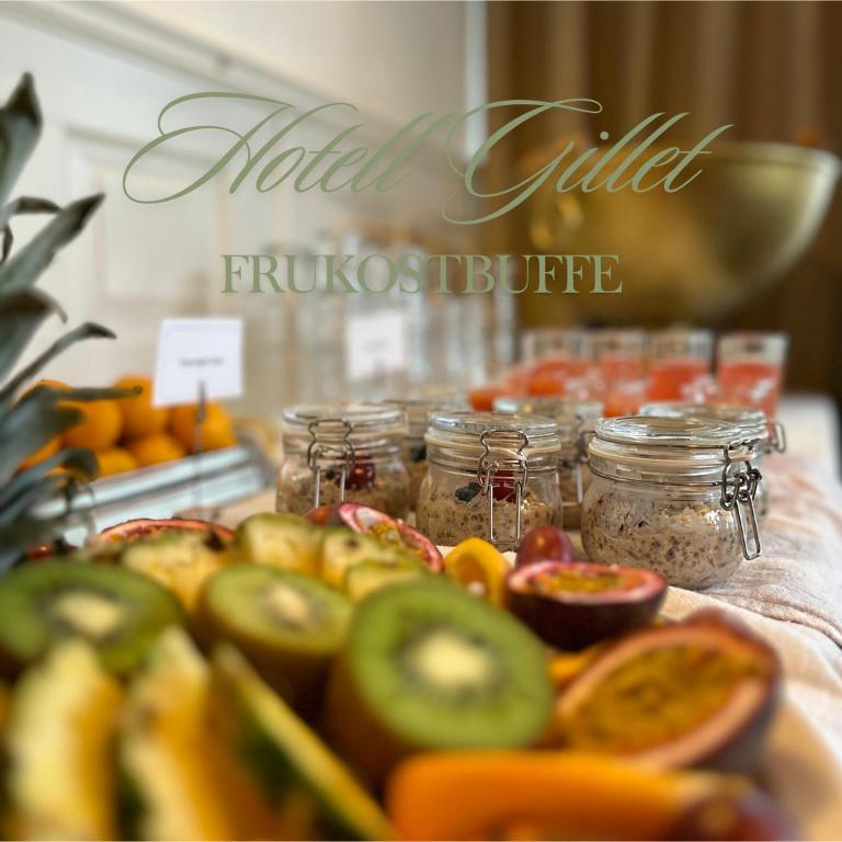 una mesa cubierta con jarras de frutas y hortalizas en Hotell Gillet i Köping, en Köping