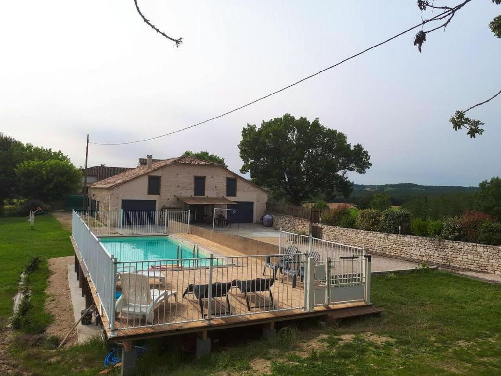ein Haus mit einem Pool im Hof in der Unterkunft Villa de 6 chambres avec piscine privee jardin amenage et wifi a Montpezat de Quercy in Montpezat-de-Quercy