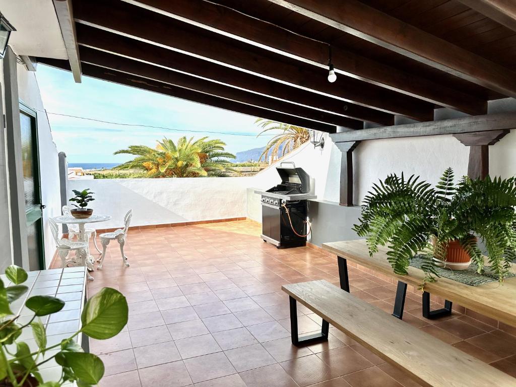 patio z ławkami i widokiem na ocean w obiekcie Alcalá Retreat: Ocean View & Modern Comfort w mieście Alcalá