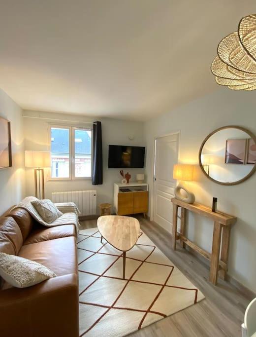 un salon avec un canapé et une table dans l'établissement Appart centre ville Orleans, à Orléans