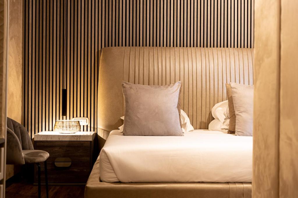 um quarto com uma cama com uma cabeceira e uma mesa em Spagna Royal Suite em Roma