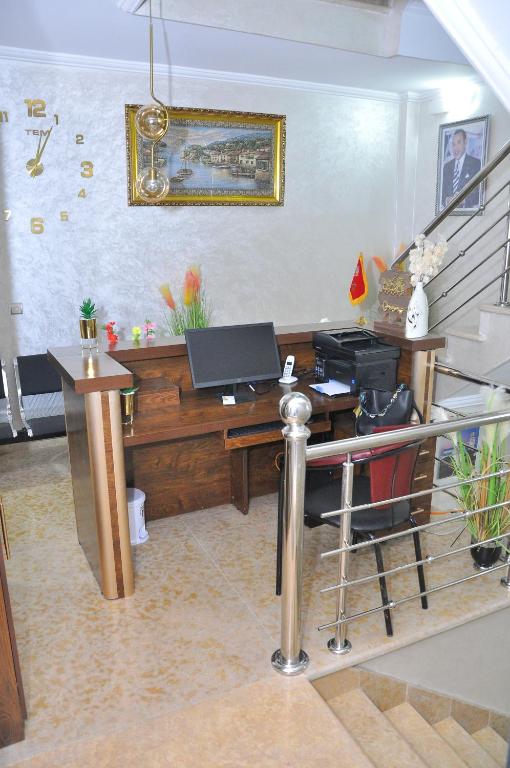 una oficina con escritorio y ordenador portátil. en APPART HOTEL OUED EDDAHAB en Khenifra