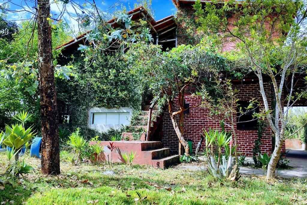 a brick house with stairs in front of it at Casa de Campo Diamantina MG in Diamantina