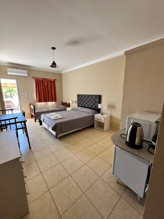 duży pokój z łóżkiem i kanapą w obiekcie Hotel Valle Colorado w mieście Villa Unión