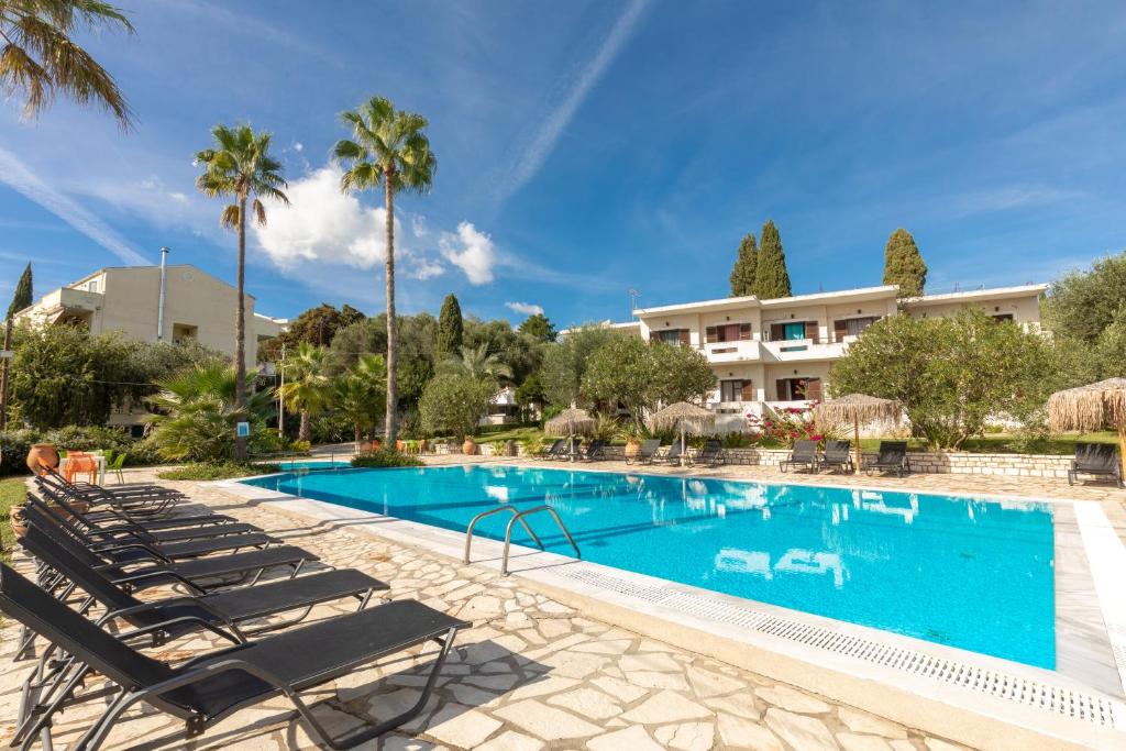 Bazén v ubytování Gerekos Island Apartments nebo v jeho okolí