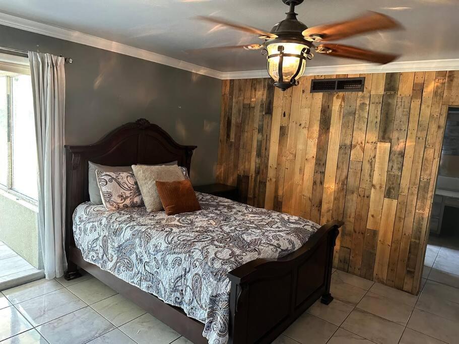 Schlafzimmer mit einem Bett und einem Deckenventilator in der Unterkunft Warhawks Cavern Getaway ( Near ULM ) in Monroe