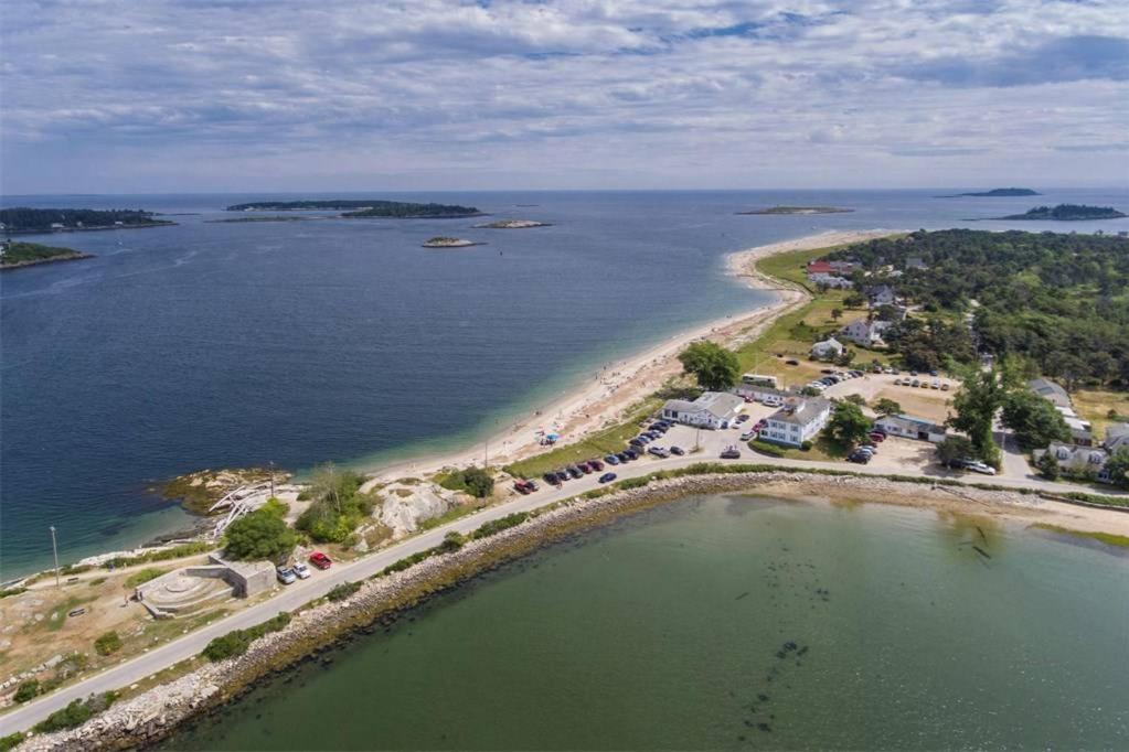 een luchtzicht op een eiland in een waterlichaam bij Spinneys Guesthouse & Beach Cottages in Phippsburg