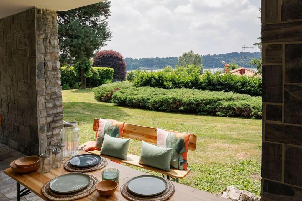 una mesa de madera con placas en un patio en Montorfano Garden View, en Montorfano