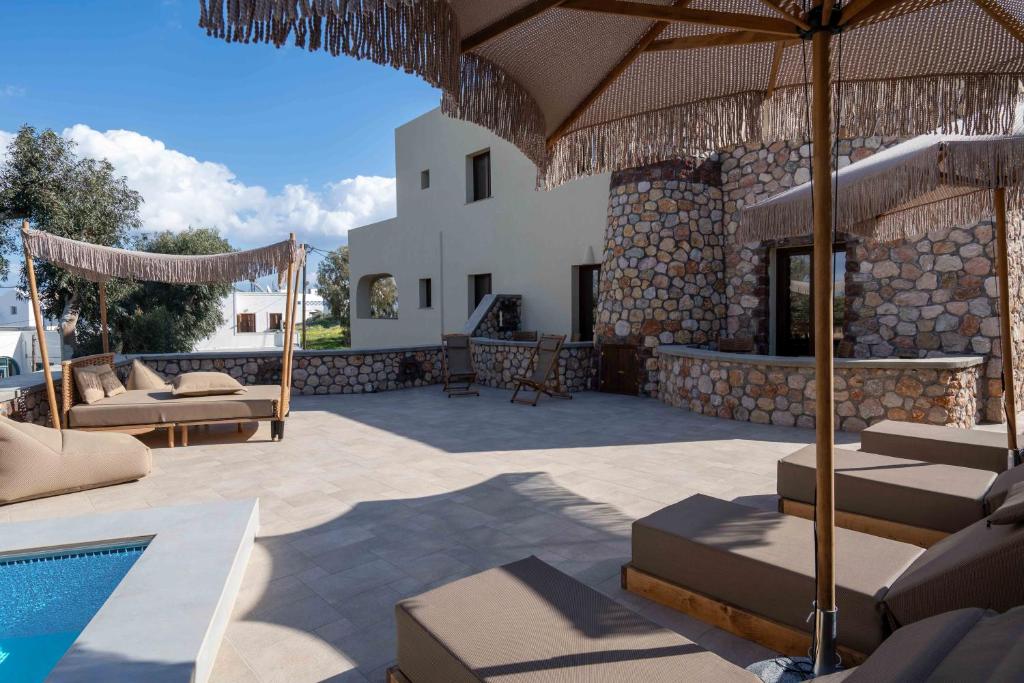 Bazén v ubytování Pithos Apartments nebo v jeho okolí