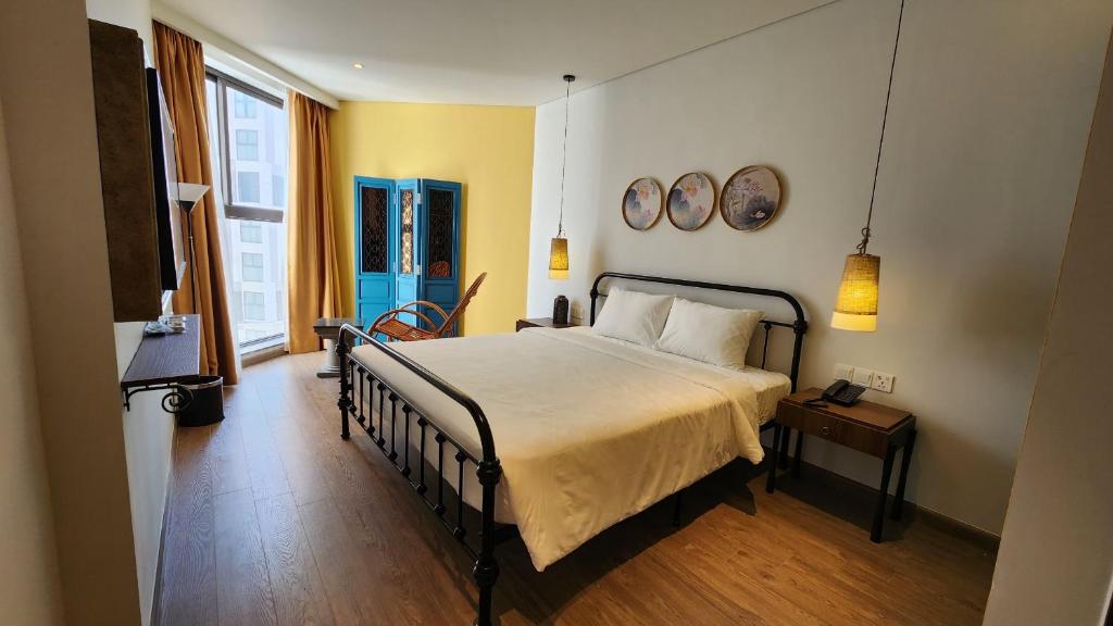 ein Schlafzimmer mit einem Bett und zwei Uhren an der Wand in der Unterkunft APEC Mandala Mũi Né Condotel in Ấp Thiẹn Ái