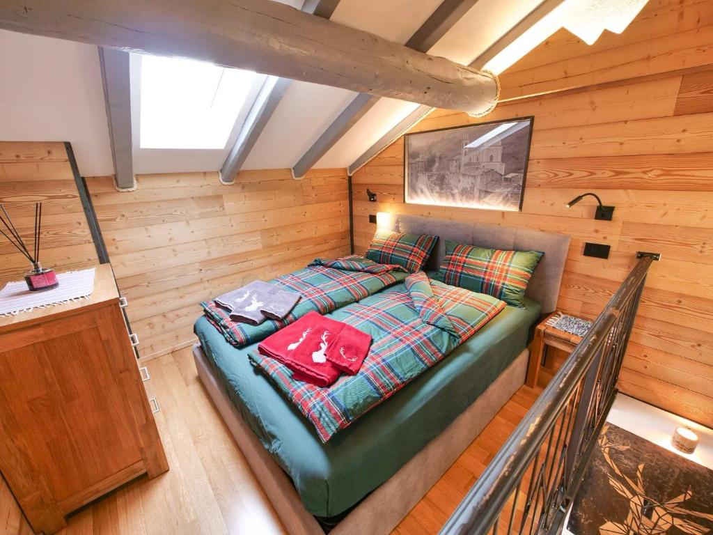 a bedroom in a log cabin with a bed at Ak House in Aprica