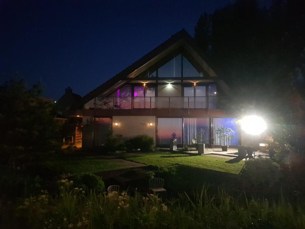 una casa iluminada por la noche con una luz en Luxury Villa Stay en Waddinxveen