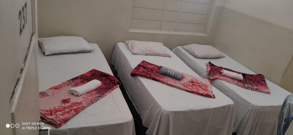 貝洛奧里藏特的住宿－Hotel MQ，小房间提供两张床铺