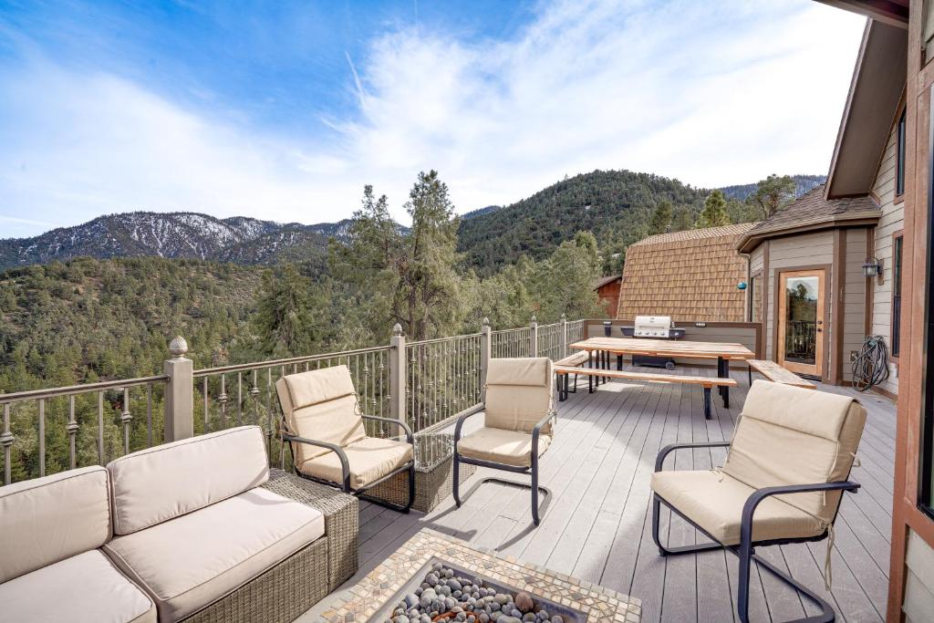 un patio con sillas y una mesa en una terraza en Pine Mountain Club Cabin with Private Deck and Views! en Pine Mountain Club
