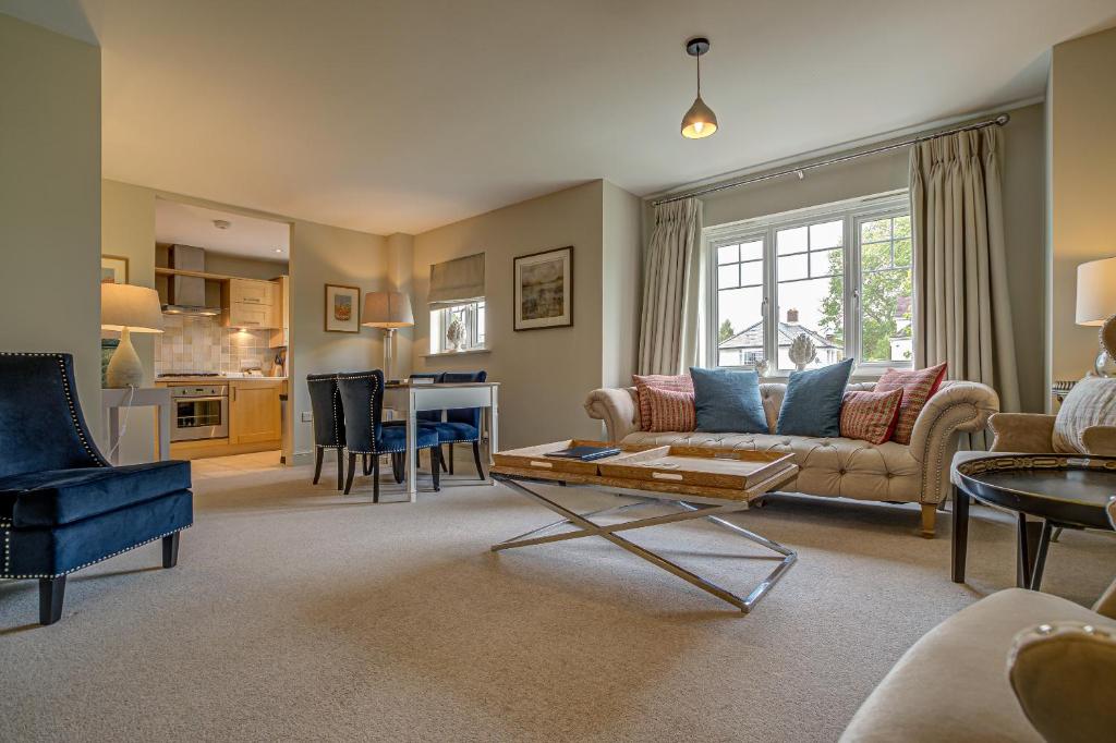 sala de estar con sofá y mesa en The Vanbrugh Suites en Oxford