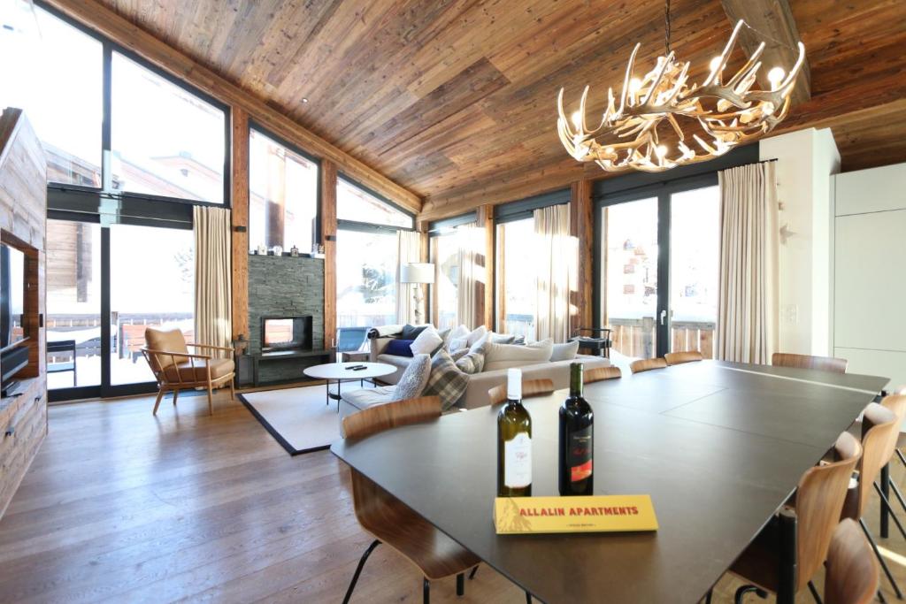 a living room with a table with wine bottles on it at Heinrida in Saas-Fee