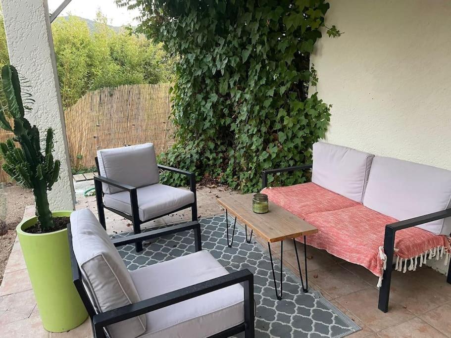Posezení v ubytování Porticcio- Duplex dans propriété privée
