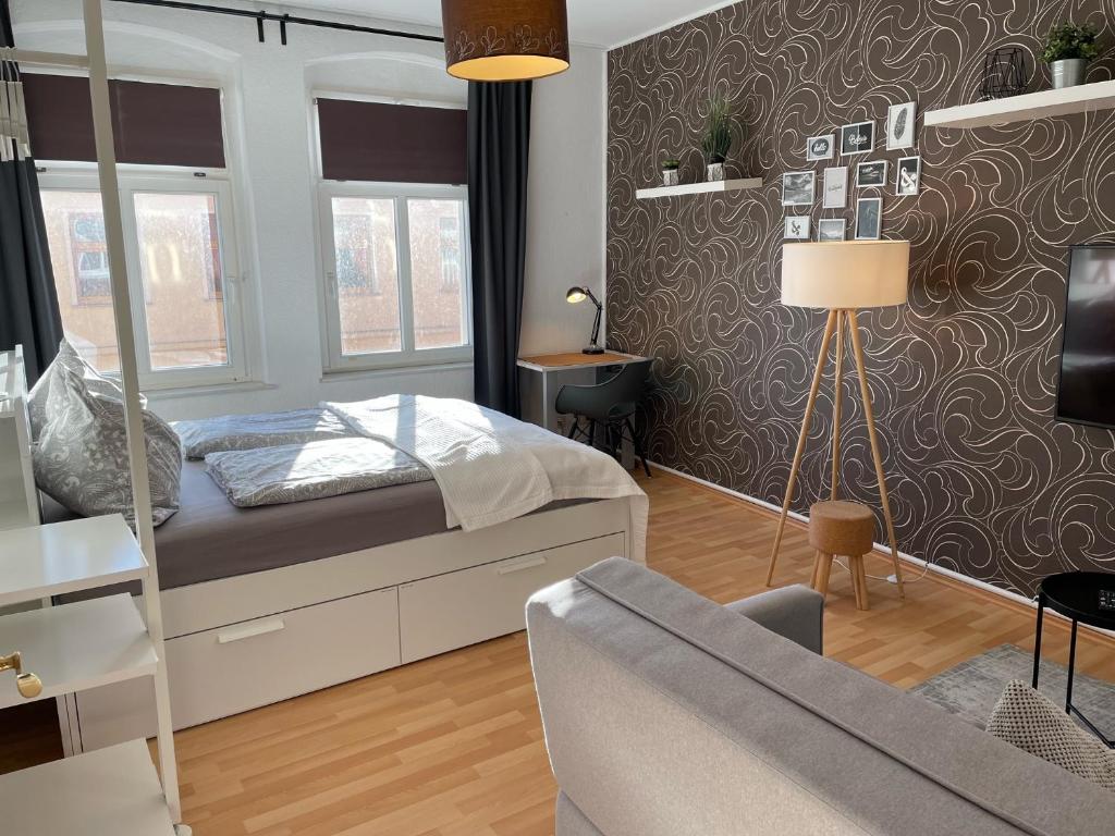 una camera con letto e divano di Appartement "Stadtnest" im Zentrum von Bautzen mit WLAN und gratis Kaffee a Bautzen