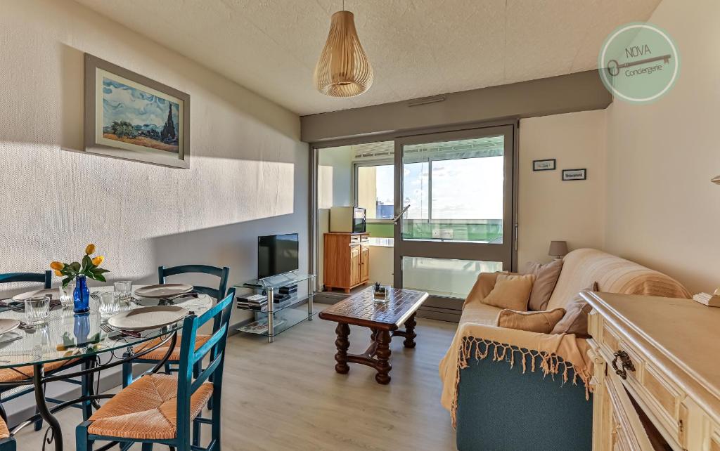 un salon avec un canapé et une table dans l'établissement Vue sur l'horizon au Constellation, à Saint-Hilaire-de-Riez