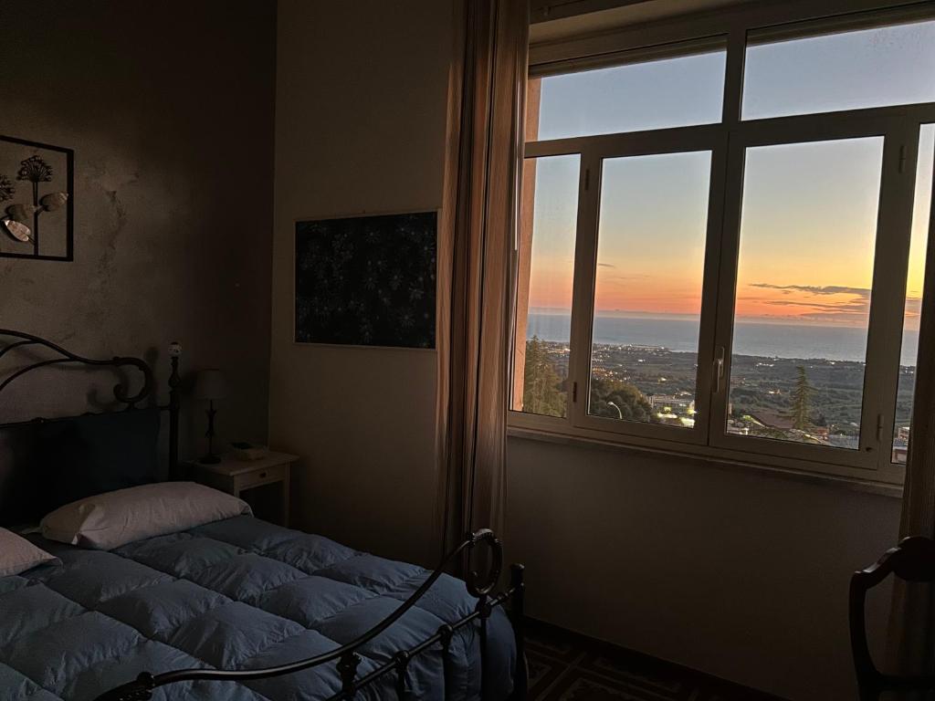 1 dormitorio con vistas al océano desde una ventana en La Finestra sulla Valle, en Agrigento