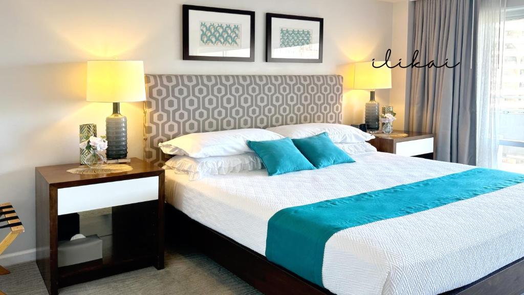 una camera da letto con un grande letto con cuscini blu di Blue Paradise Suite Free Parking a Honolulu