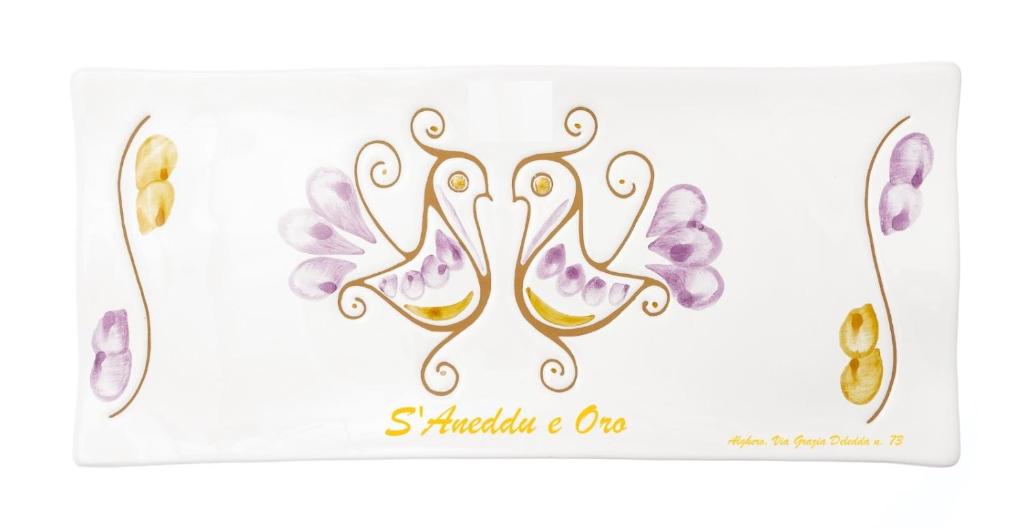 Eine Geburtstagskarte für Schmetterlinge mit einem goldenen und lila Schmetterling in der Unterkunft S'Aneddu e Oro in Alghero