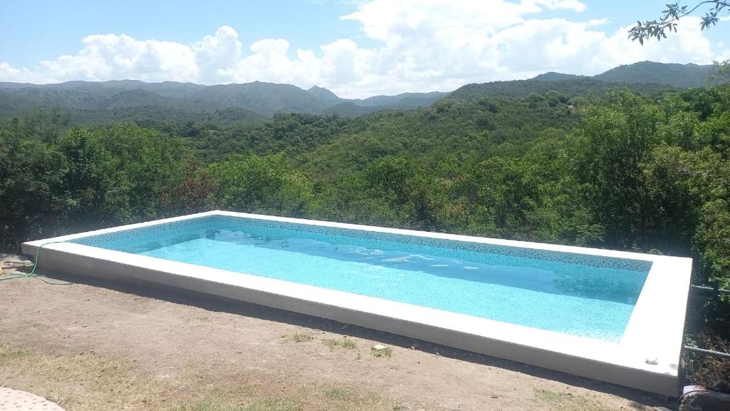 una piscina con vistas a las montañas en Los Forasteros en Córdoba