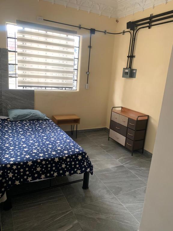 1 dormitorio con 1 cama, vestidor y ventana en Hostal YOA 101, en Ciudad de México