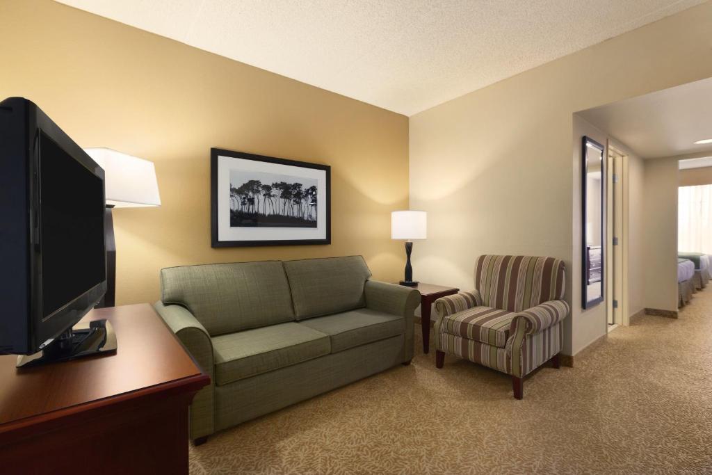Country Inn & Suites by Radisson, Mesa, AZ - One-Bedroom King Suite With Fireplace