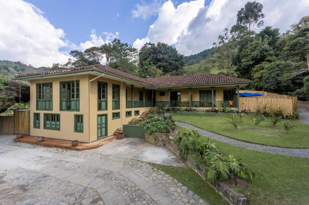 a house with a garden in front of it at Sazagua Cocora Reserva Natural in Salento