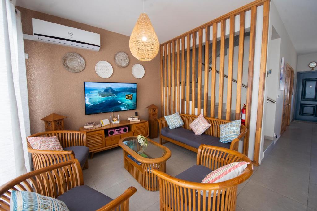 TV a/nebo společenská místnost v ubytování Golden Square Villa & Private Pool