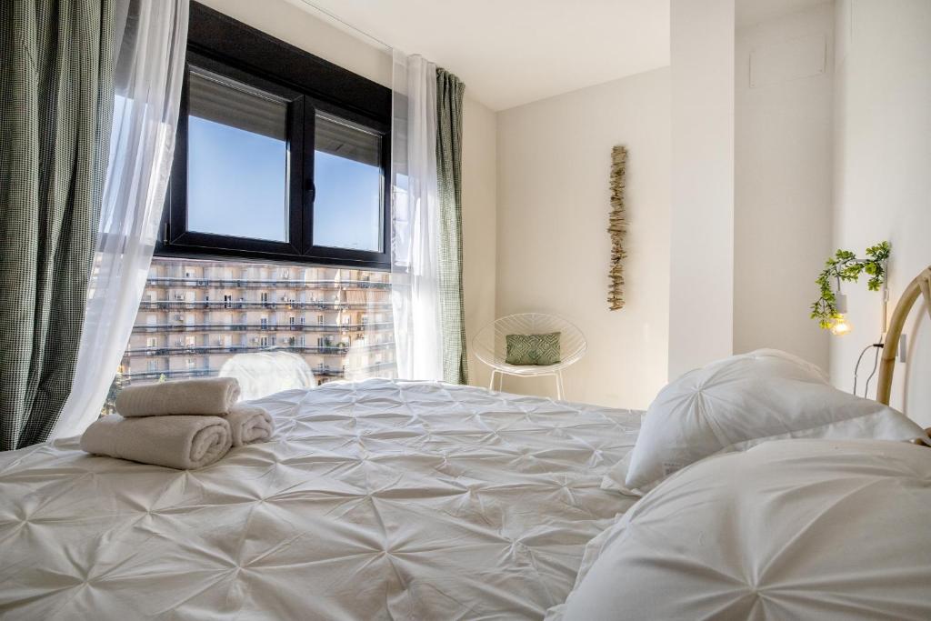 A bed or beds in a room at Costasol33 Aptos 1 y 2
