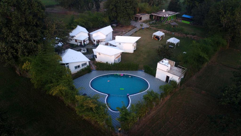 uma vista aérea de uma casa com piscina em Olive em Tāla