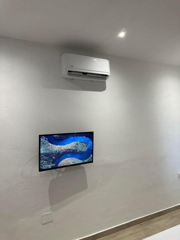 TV a/nebo společenská místnost v ubytování Elite Inn
