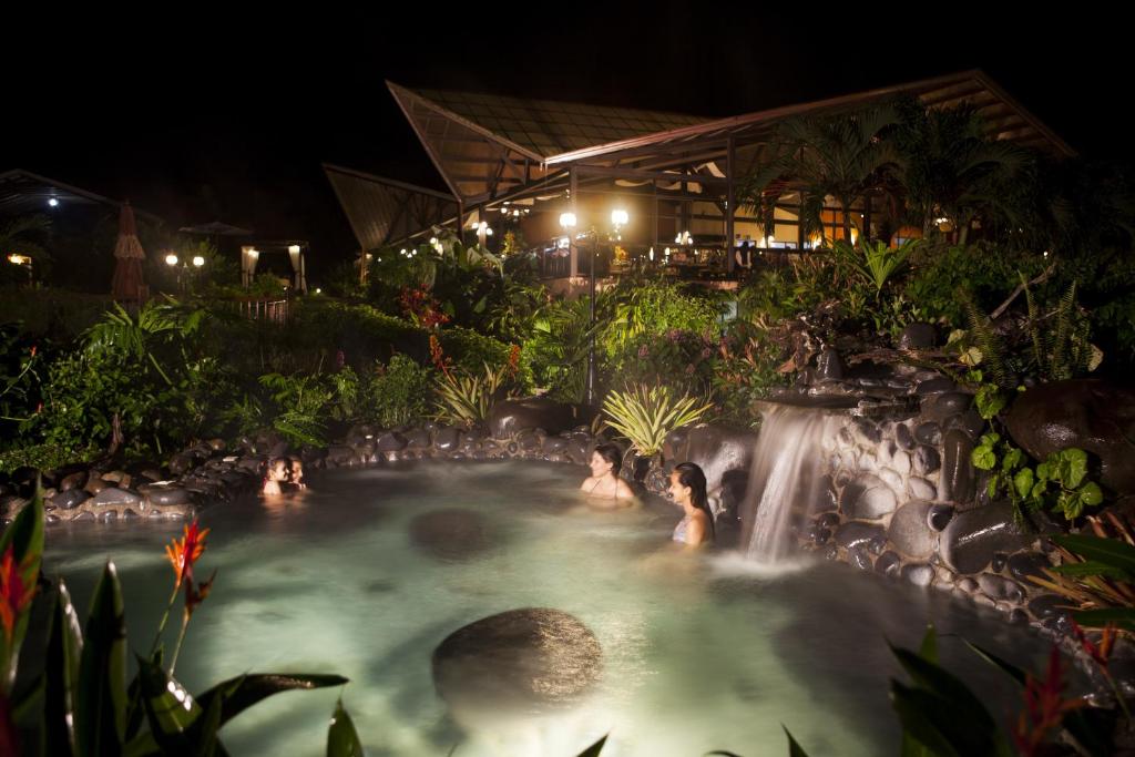 Bazén v ubytování Hotel Arenal Springs Resort & Spa nebo v jeho okolí