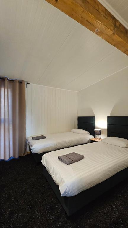 Habitación con 3 camas en una habitación en Rezydencja Nowy Orlean, en Stanisławów