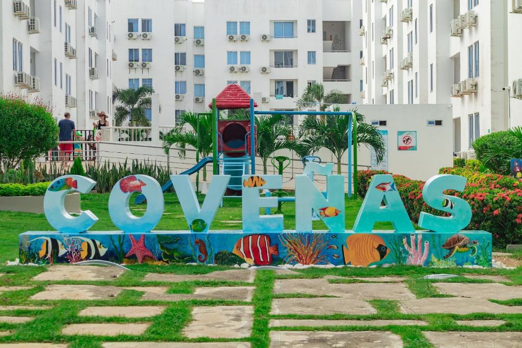 科韋尼亞斯的住宿－Habitación acogedora en Coveñas，大楼前儿童公园的标志