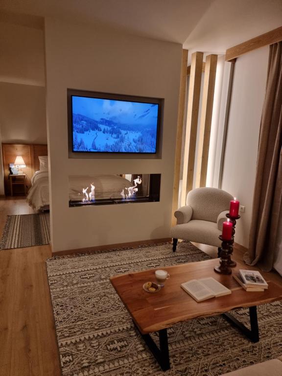 TV a/nebo společenská místnost v ubytování Likoria Hotel