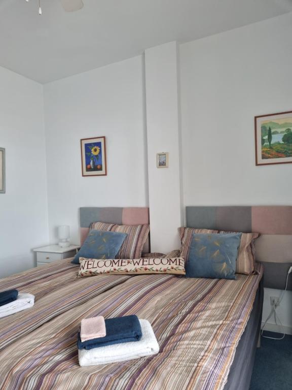 1 dormitorio con 2 camas y toallas. en One bedroom 7th floor apartment with amazing views, en Fuengirola