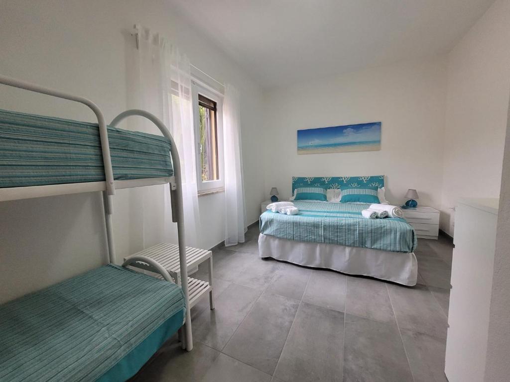 Ce lit se trouve dans un dortoir doté de 2 lits superposés. dans l'établissement Casa Antonella, a pochi passi dalla spiaggia con stradello privato, à Solanas