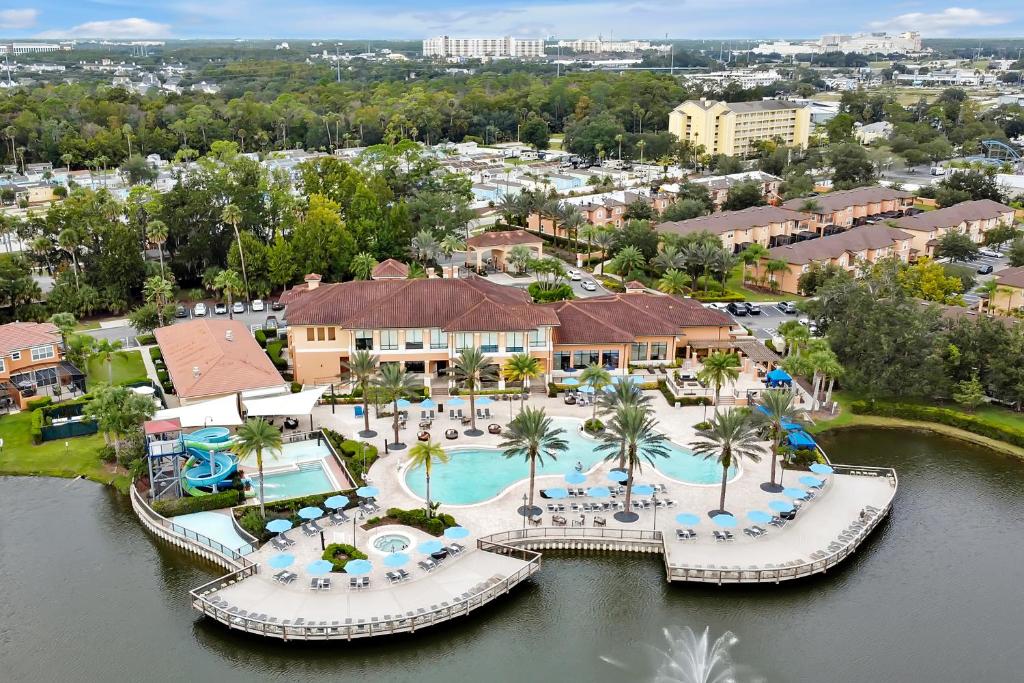 una vista aérea de un complejo con piscina en Regal Oaks Resort Vacation Townhomes by IDILIQ, en Orlando