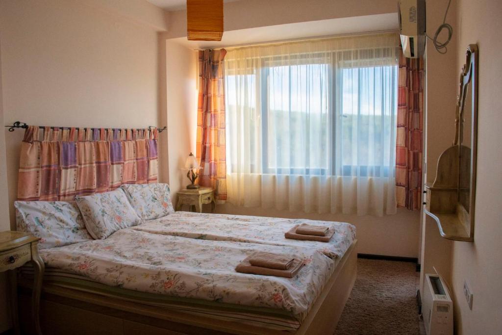 1 dormitorio con 1 cama y ventana grande en Spa Away Mountain Suite - Hot Healing and Thermal Bathtub Waters - No Pool en Pchelin